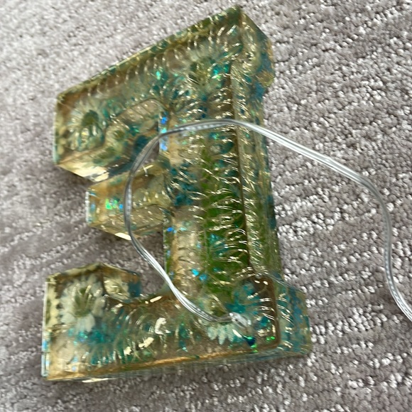 Vintage “E” resin piece, real florals and battery operated lighting! - Picture 9 of 10